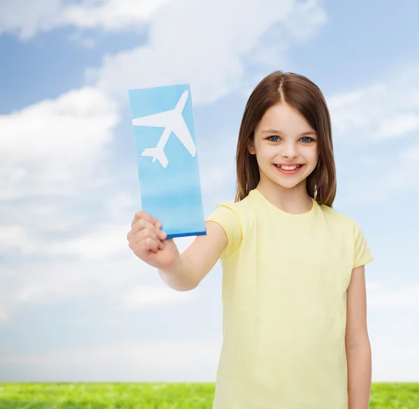 Uśmiechnięta dziewczynka z samolotem bilet — Zdjęcie stockowe
