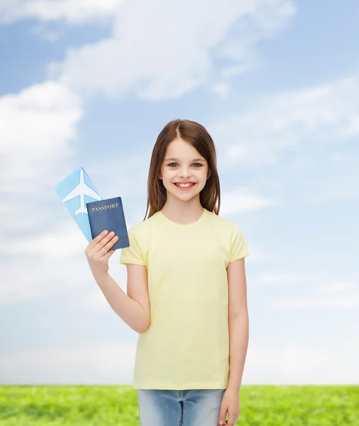 Bambina sorridente con biglietto e passaporto — Foto Stock