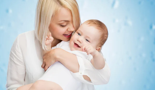 Glad mamma med leende baby — Stockfoto