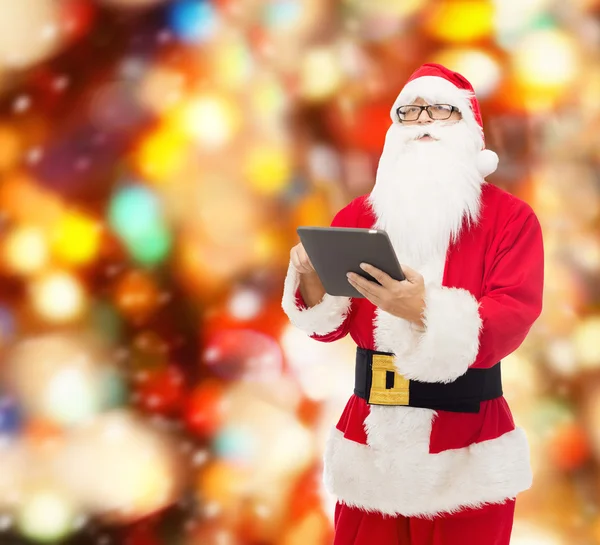 Uomo in costume di Babbo Natale con tablet pc — Foto Stock