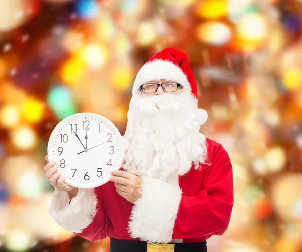 Homme en costume de Père Noël claus avec horloge — Photo