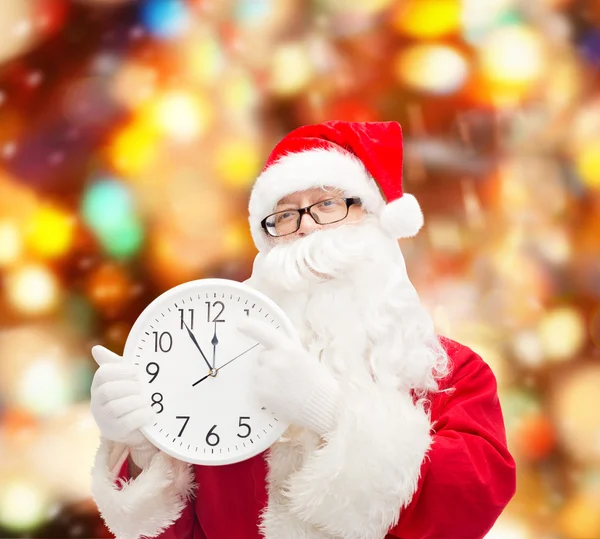 Mann im Kostüm von Weihnachtsmann mit Uhr — Stockfoto