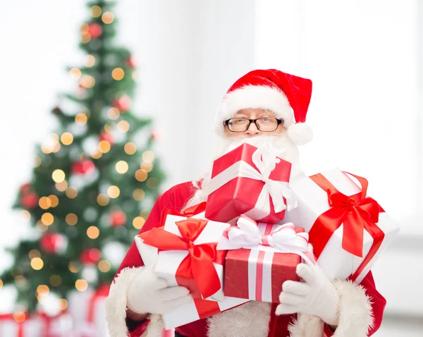 Muž v kostýmu santa Clause s dárkové krabičky — Stock fotografie