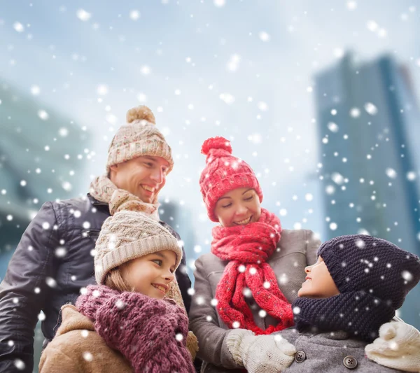 Щаслива сім'я в зимовому одязі на відкритому повітрі — стокове фото