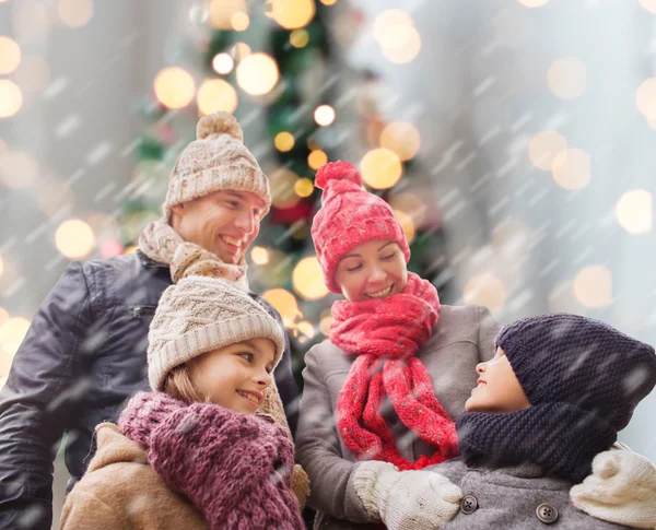 In de winterkleren buitenshuis en gelukkige familie — Stockfoto