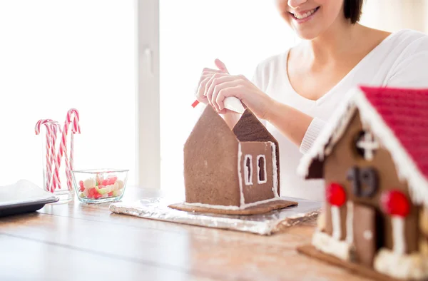 Close up of woman making gingerbread houses — Stock Photo, Image