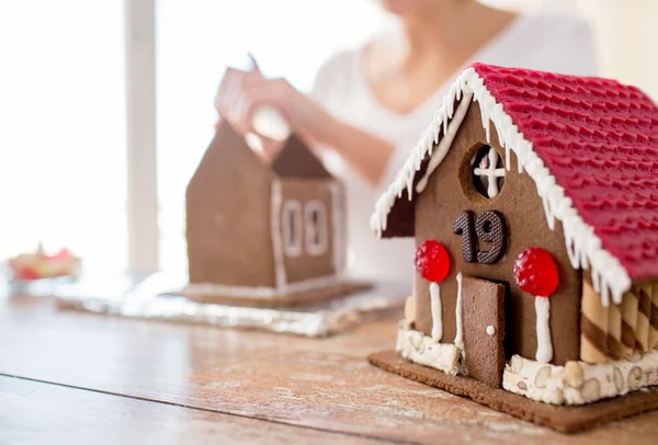 Närbild på kvinnan att göra pepparkakshus — Stockfoto