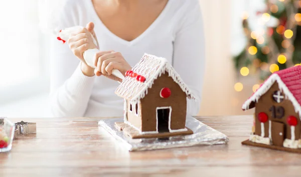 Nahaufnahme einer Frau, die Lebkuchenhäuser herstellt — Stockfoto