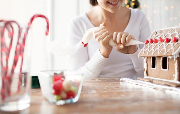 Nahaufnahme einer Frau, die Lebkuchenhäuser herstellt — Stockfoto