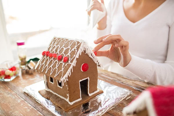 Close up of woman making gingerbread houses — Stock Photo, Image