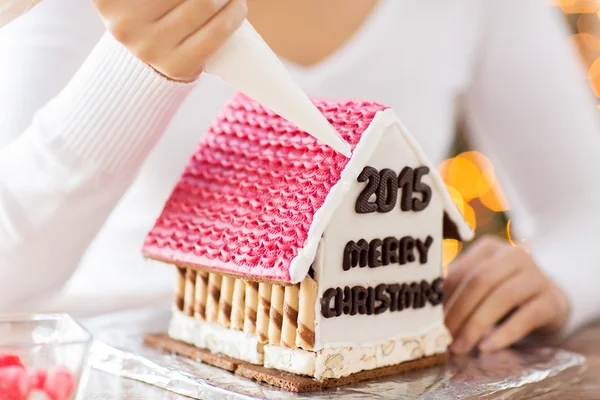 Nahaufnahme einer Frau, die Lebkuchenhäuser herstellt — Stockfoto