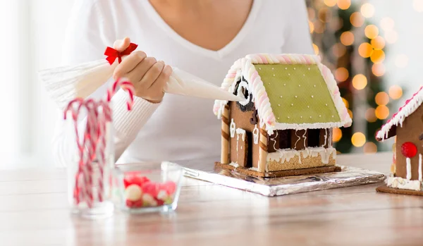 Nahaufnahme einer Frau, die Lebkuchenhäuser herstellt — Stockfoto