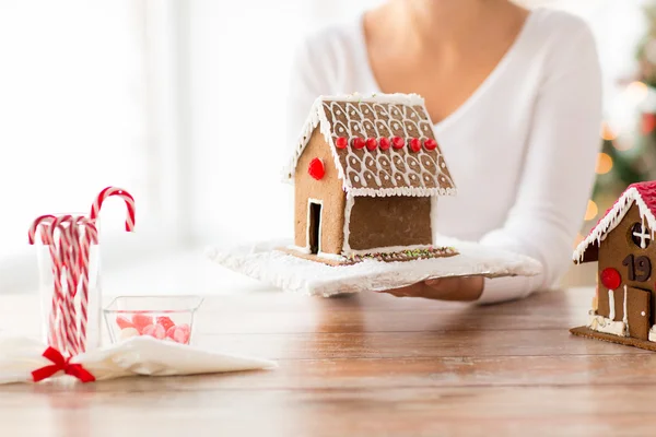 Kadın gösteren gingerbread evi yakın çekim — Stok fotoğraf