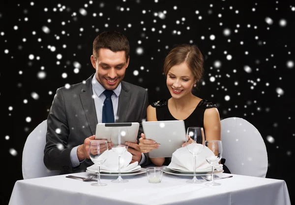 Smiling couple at restaurant — Stock Photo, Image