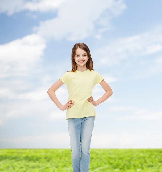 Lächelndes kleines Mädchen in lässiger Kleidung — Stockfoto