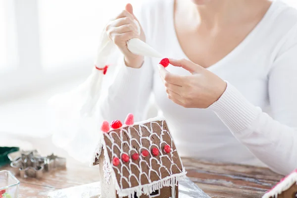 Close up of woman making gingerbread houses — Stock Photo, Image