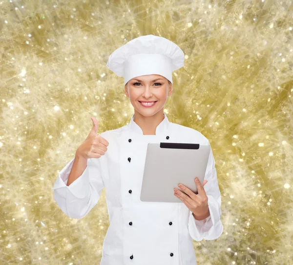 Chef sorridente con tablet pc mostrando pollici in su — Foto Stock