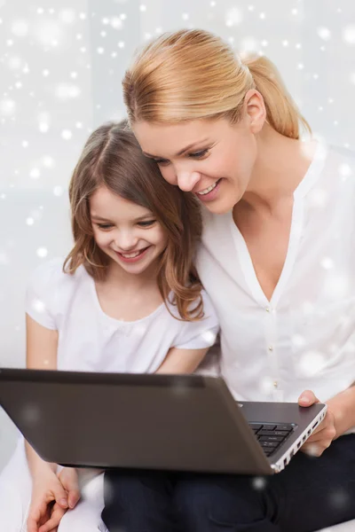 Χαμογελώντας η μητέρα και το κοριτσάκι με το φορητό υπολογιστή στο σπίτι — Φωτογραφία Αρχείου