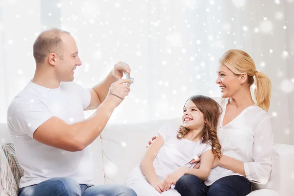 Famiglia felice con macchina fotografica scattare foto a casa — Foto Stock