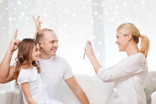 Familia feliz con la cámara tomando fotos en casa —  Fotos de Stock