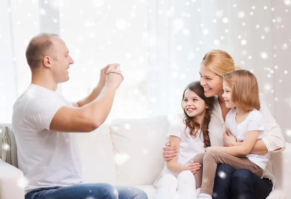 Lycklig familj med kameran tar bilden hemma — Stockfoto