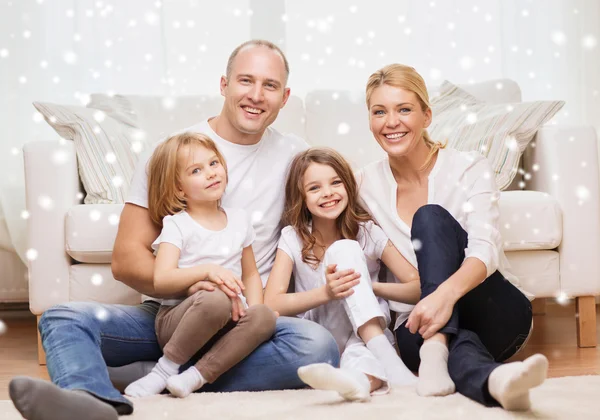 Padres sonrientes y dos niñas en casa —  Fotos de Stock