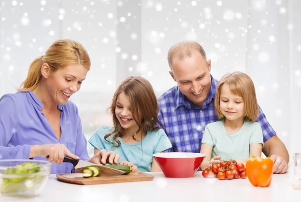 Familia feliz con dos niños haciendo la cena en casa —  Fotos de Stock