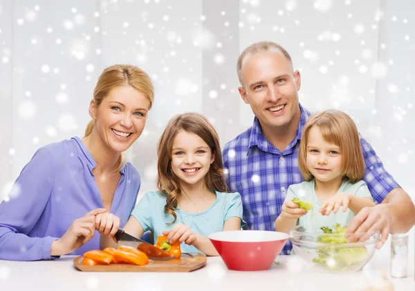 Iki çocuk, evde yemek yaparken mutlu bir aile — Stok fotoğraf