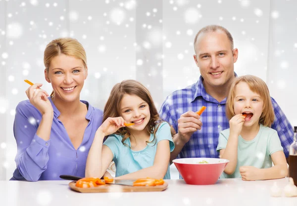 Glückliche Familie mit zwei Kindern, die zu Hause zu Abend essen — Stockfoto