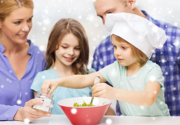 O familie fericită cu doi copii care fac salată acasă — Fotografie, imagine de stoc