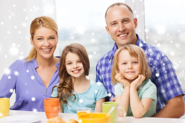 Glückliche Familie mit zwei Kindern beim Frühstück — Stockfoto