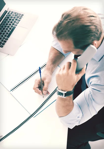 Beau homme d'affaires parlant au téléphone — Photo