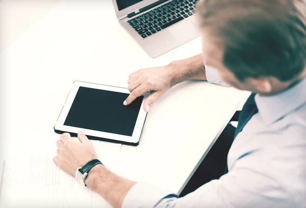 Affärsman med TabletPC i office — Stockfoto