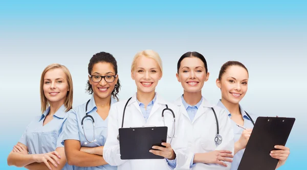 Lachende vrouwelijke artsen en verpleegkundigen met stethoscoop — Stockfoto