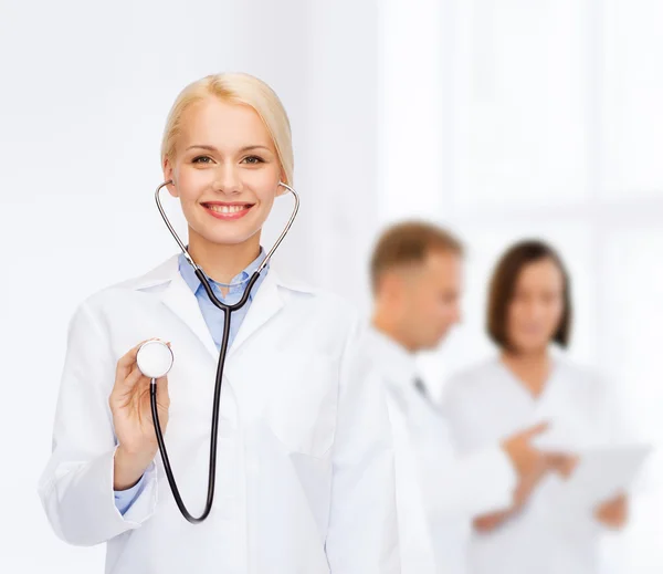 Medico sorridente femminile con stetoscopio — Foto Stock