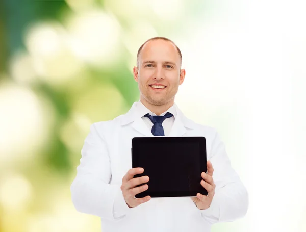 Sonriente médico masculino con tableta pc —  Fotos de Stock