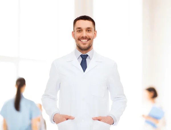 Médico varón sonriente en bata blanca — Foto de Stock