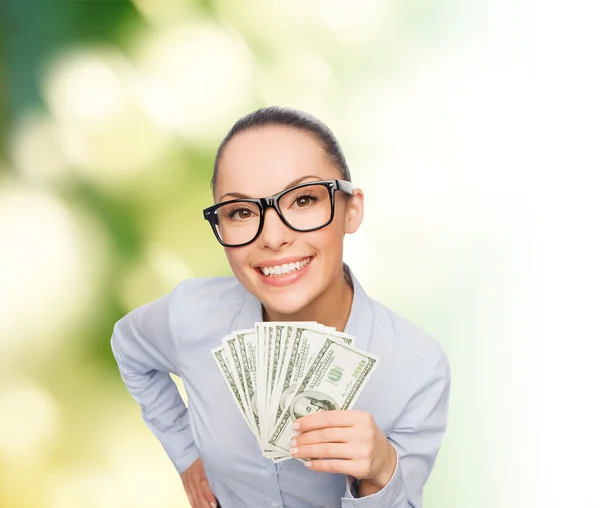 Mujer de negocios sonriente con dinero en efectivo en dólares —  Fotos de Stock