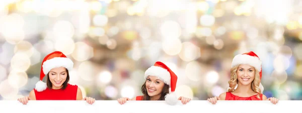 妇女在圣诞老人的助手帽子与空白白板 — 图库照片
