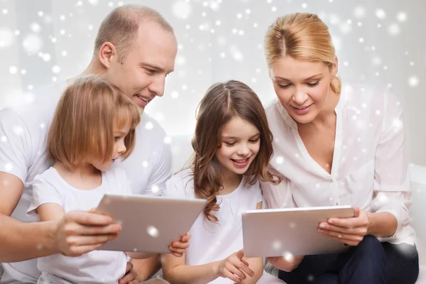 Família feliz com computadores tablet pc Fotos De Bancos De Imagens