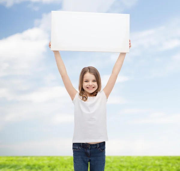 Sorrindo menina segurando placa branca branca — Fotografia de Stock