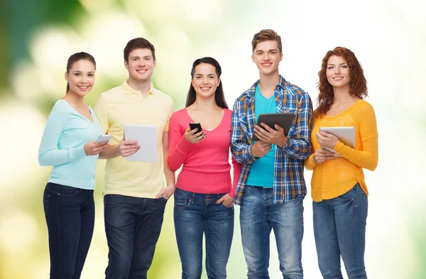 Teenagergruppe mit Smartphones und Tablet-PC — Stockfoto