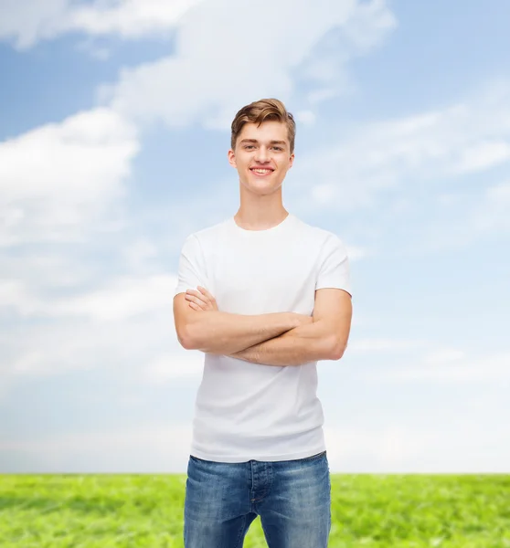 Jovem sorridente em branco t-shirt — Fotografia de Stock