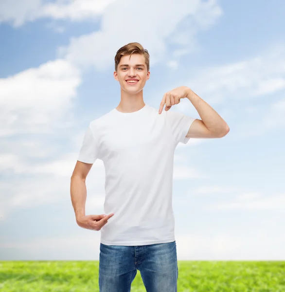 Joven sonriente en camiseta blanca en blanco — Foto de Stock