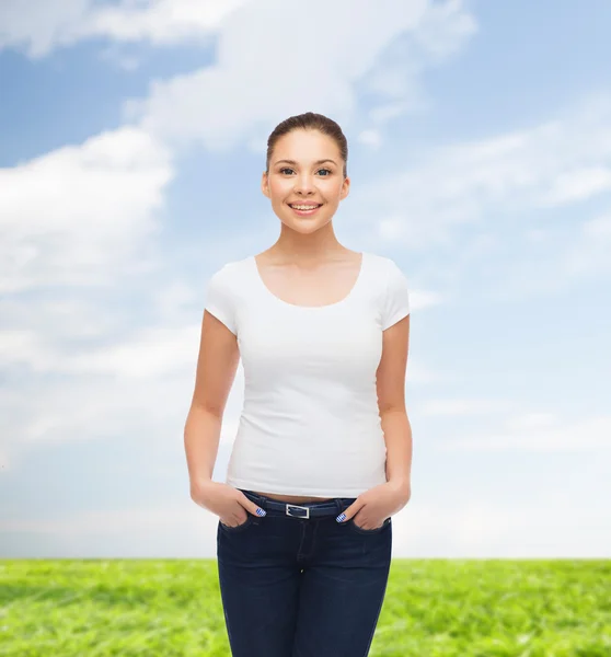 Mujer joven sonriente en camiseta blanca en blanco — Foto de Stock