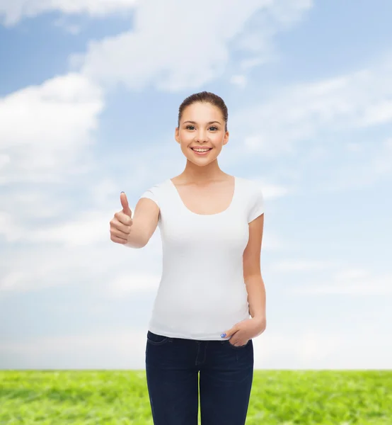 Lachende jonge vrouw in lege witte t-shirt — Stockfoto