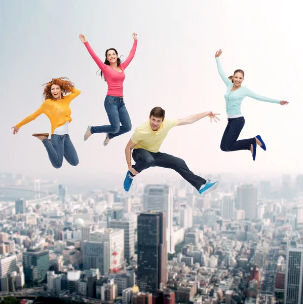 Grupo de adolescentes sonrientes saltando en el aire — Foto de Stock