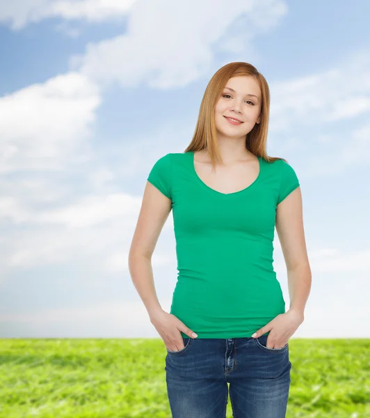 Lachende tienermeisje in casual kleding — Stockfoto