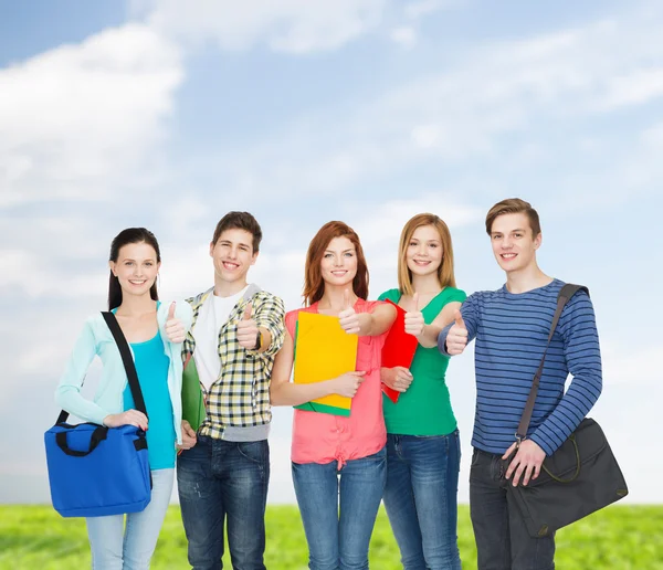 Grupp leende studenter står — Stockfoto