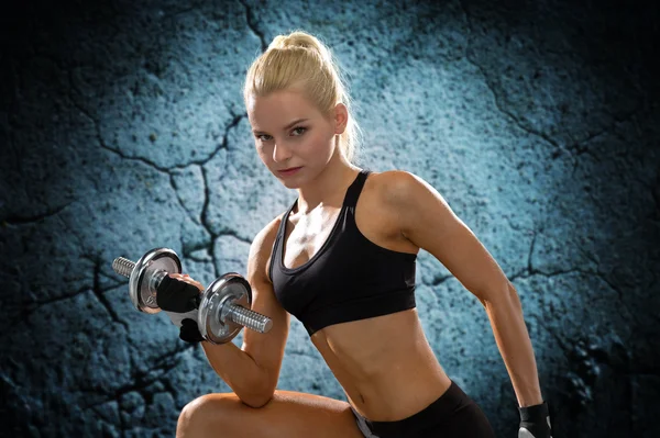 Jonge, sportieve vrouw met zware stalen dumbbell — Stockfoto